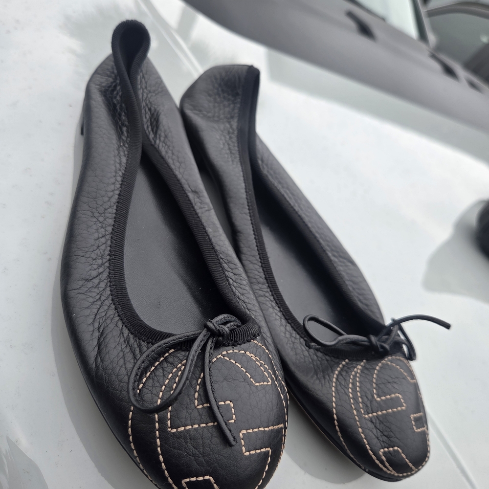 Gucci Black Leather Ballet Flats with Stitch Detail